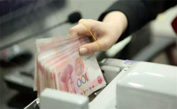 银行取款上限五万，如何在一天内取出更多的钱？