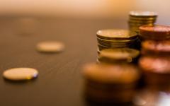 理财赎回的份额是不是实际拿到的金额？