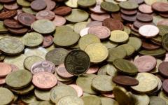 公积金缴费基数是不是每年都调整？